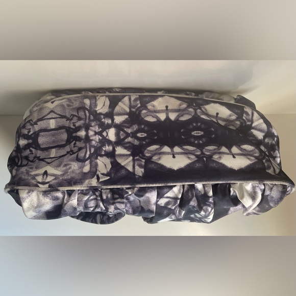 ⭐️Host Pick⭐️ Lululemon Flow and Go Tote - Picture 4 of 11